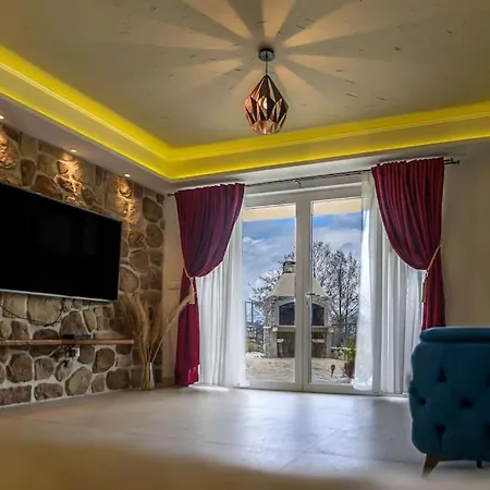 Luxurious Rejo Villa *