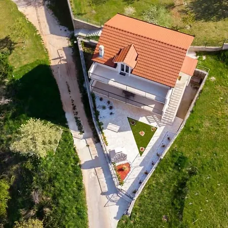 Luxurious Rejo Villa *
